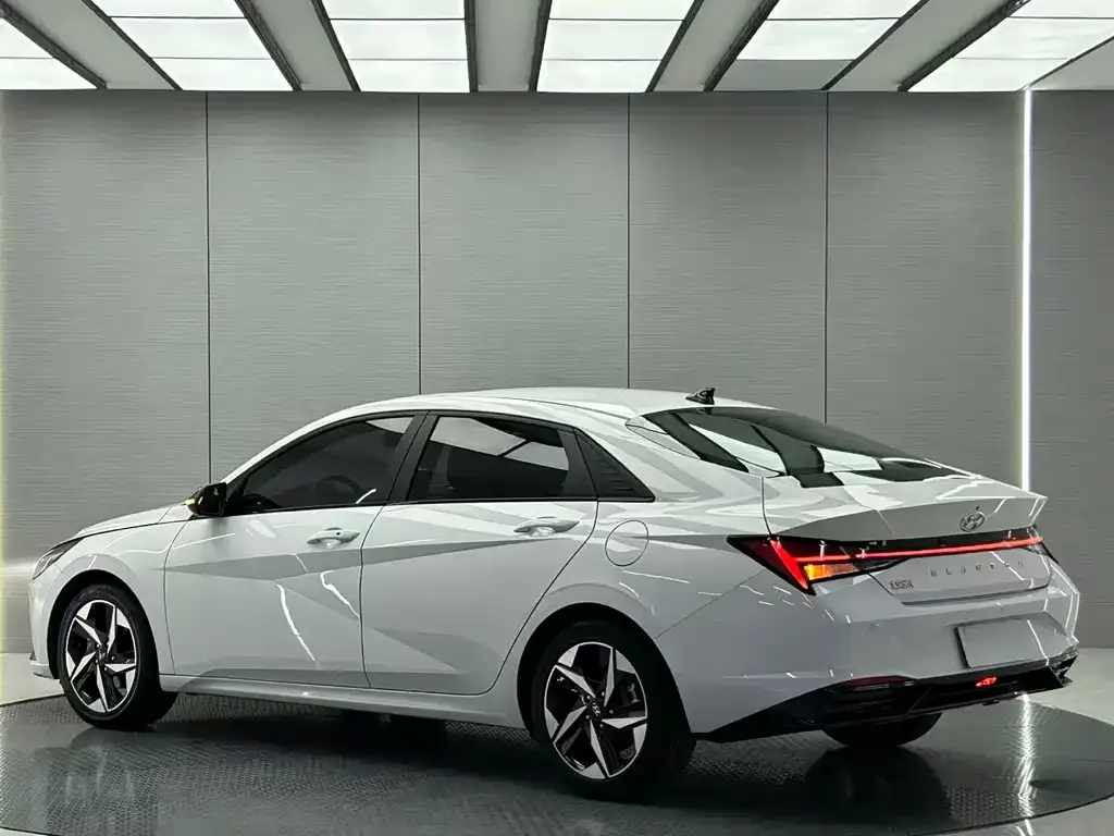 Hyundai Elantra — фото 5