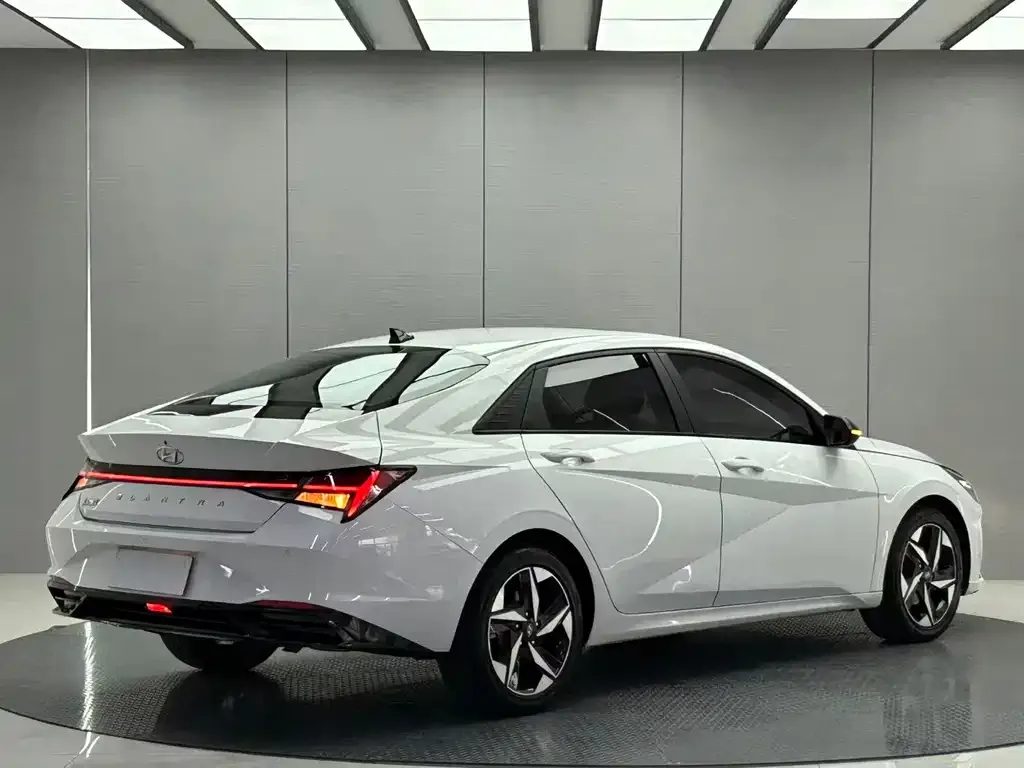 Hyundai Elantra — фото 4