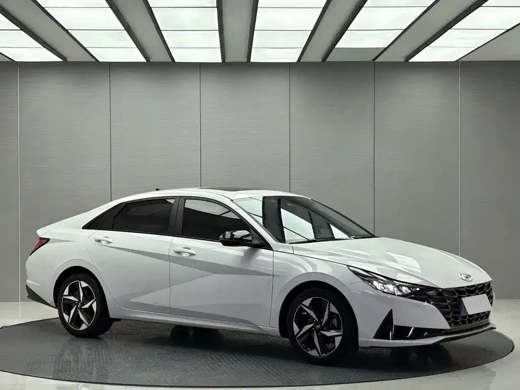 Hyundai Elantra — фото 3