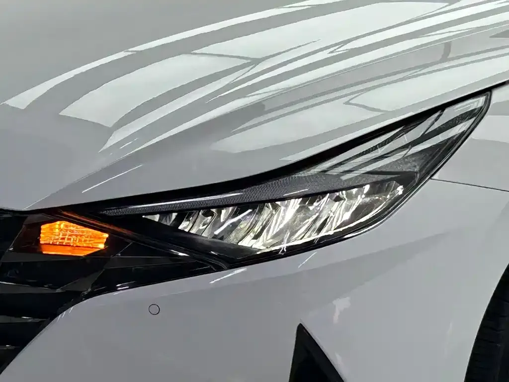 Hyundai Elantra — фото 7