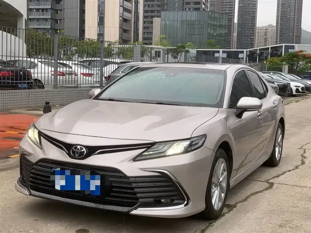 Toyota Camry — фото 1