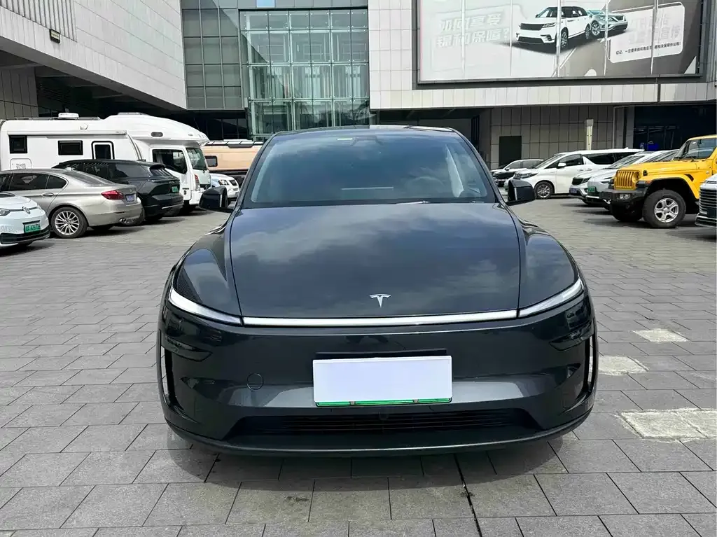 Tesla Model Y — фото 10