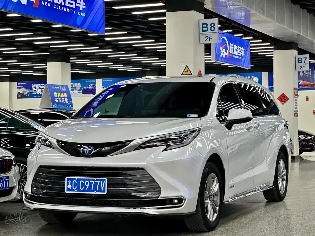 Toyota Sienna — фото 1