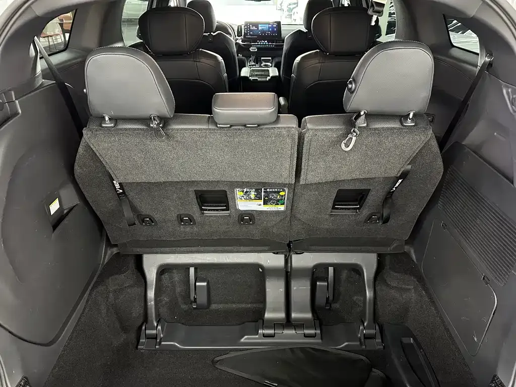 Toyota Sienna — фото 5