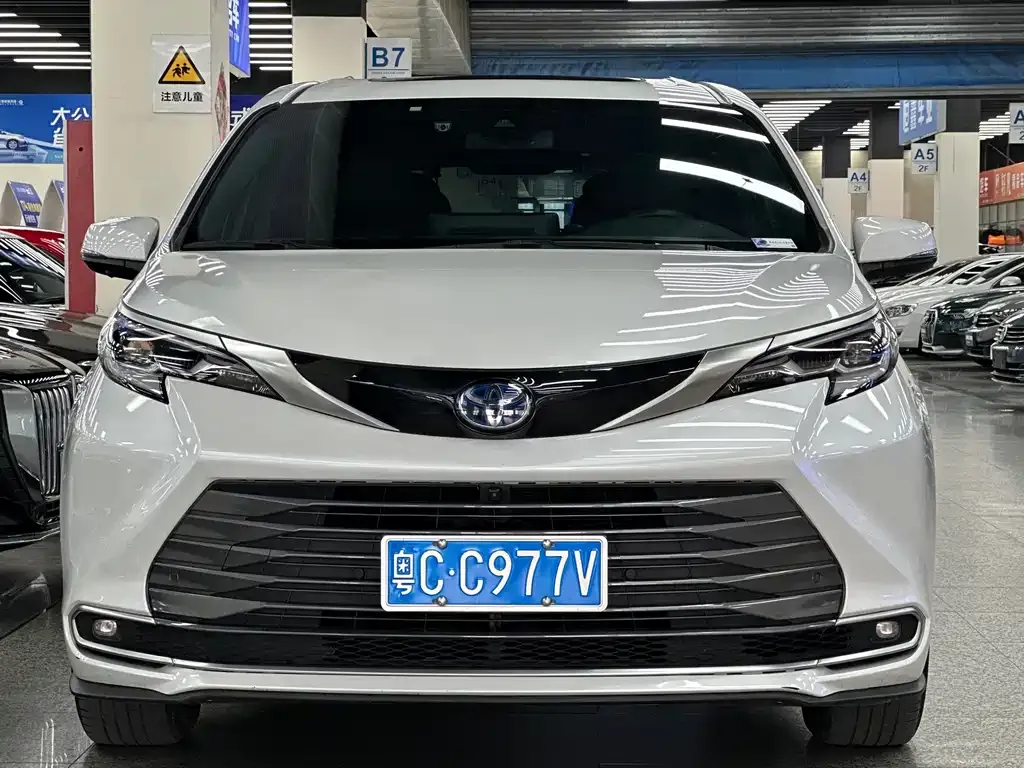 Toyota Sienna — фото 7