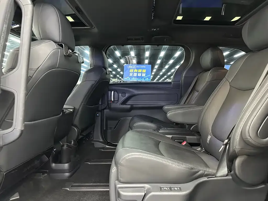 Toyota Sienna — фото 10