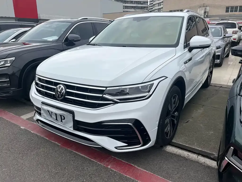 Volkswagen Tiguan L — фото 1