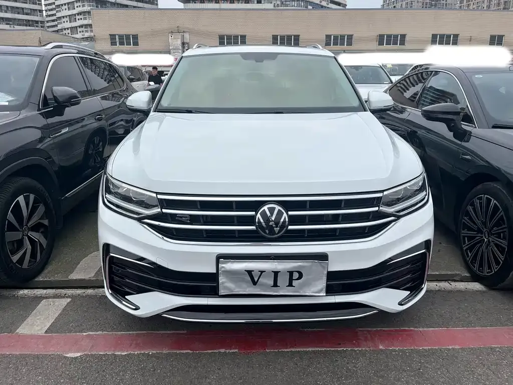 Volkswagen Tiguan L — фото 7