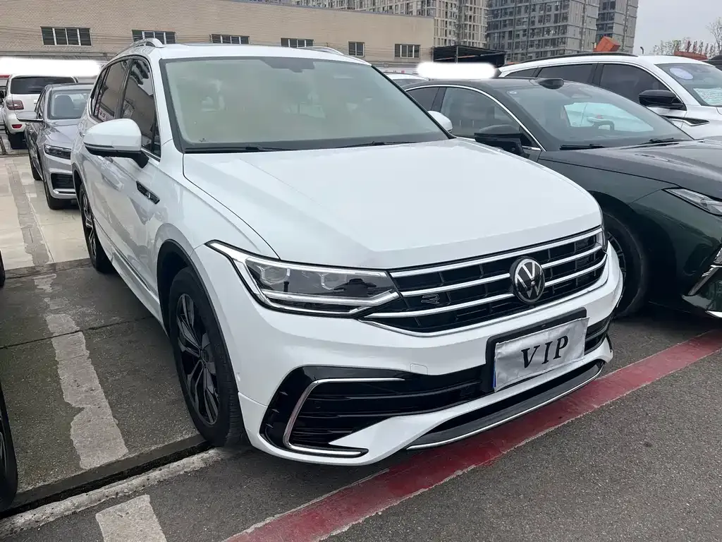 Volkswagen Tiguan L — фото 8