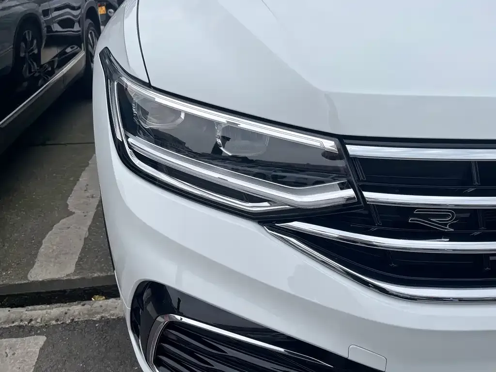 Volkswagen Tiguan L — фото 9