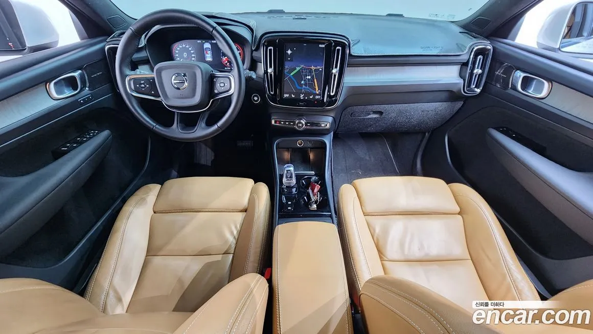 Volvo XC40 — фото 10