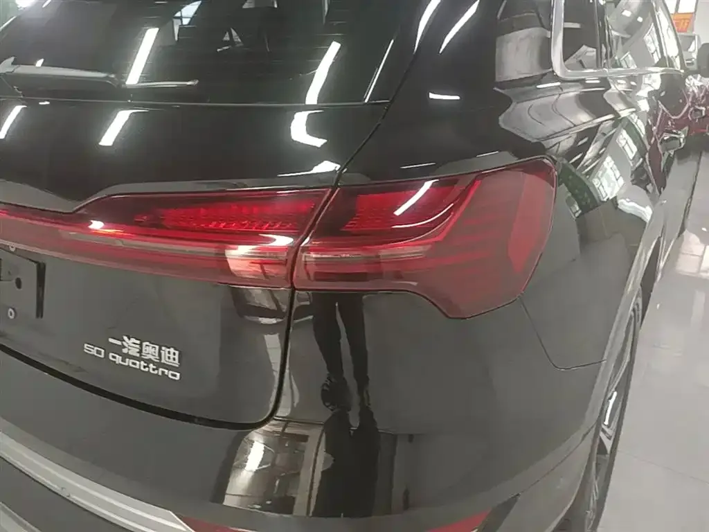 Audi e-tron — фото 2