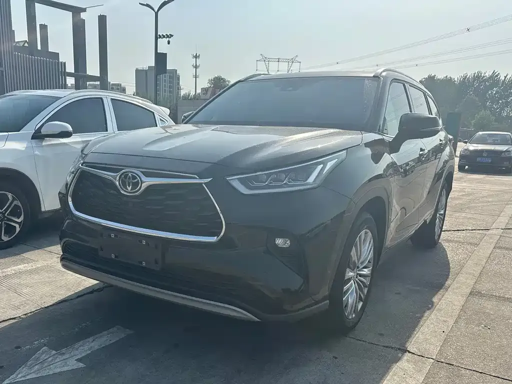 Toyota Highlander — фото 1