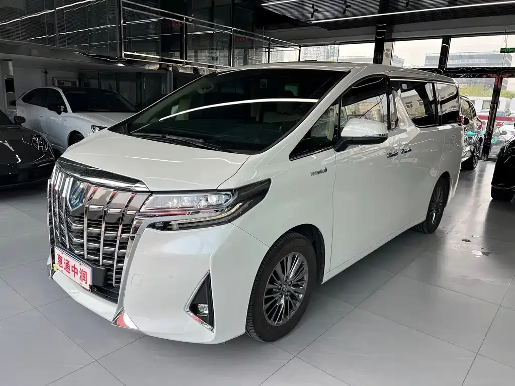 Toyota Alphard — фото 1