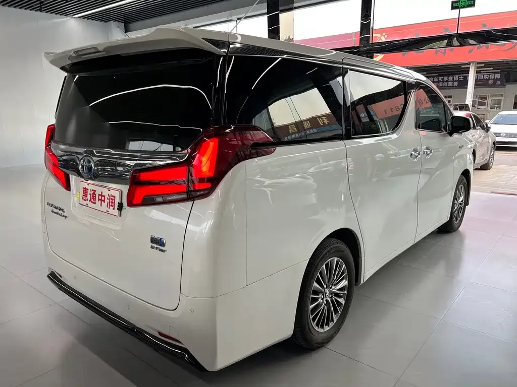 Toyota Alphard — фото 3