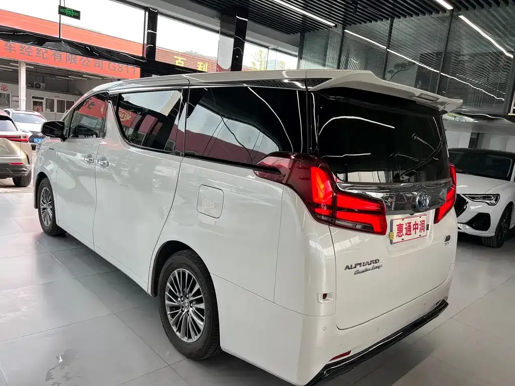 Toyota Alphard — фото 4