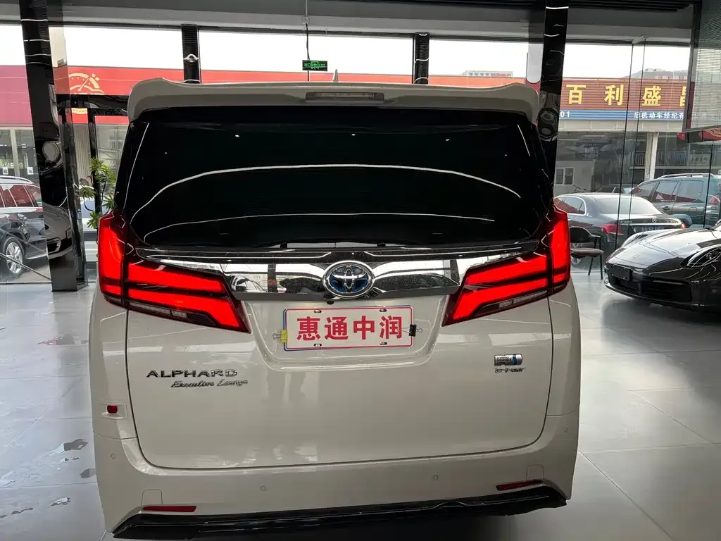 Toyota Alphard — фото 6