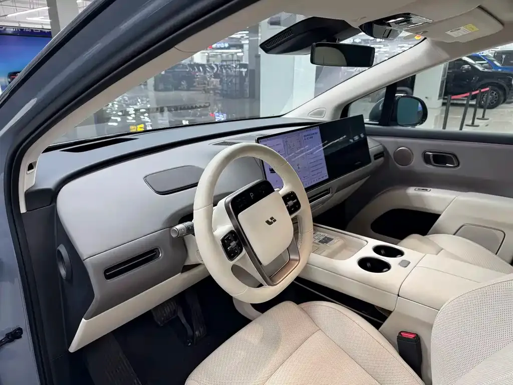 Li Auto i8 — фото 8