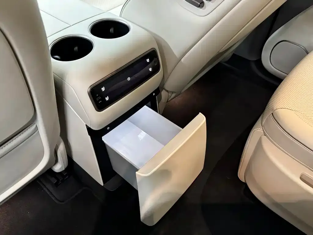 Li Auto i8 — фото 2