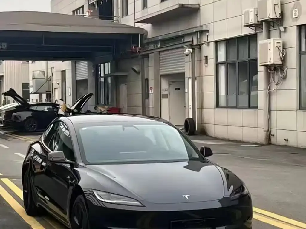 Tesla Model 3 — фото 1
