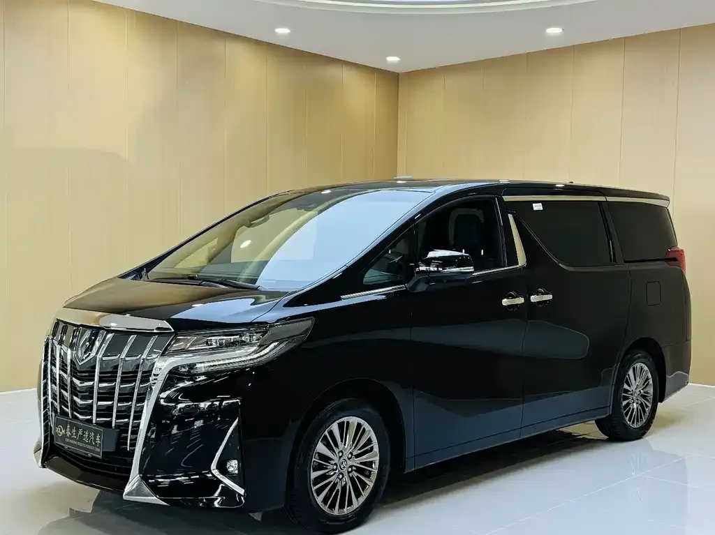 Toyota Alphard — фото 1
