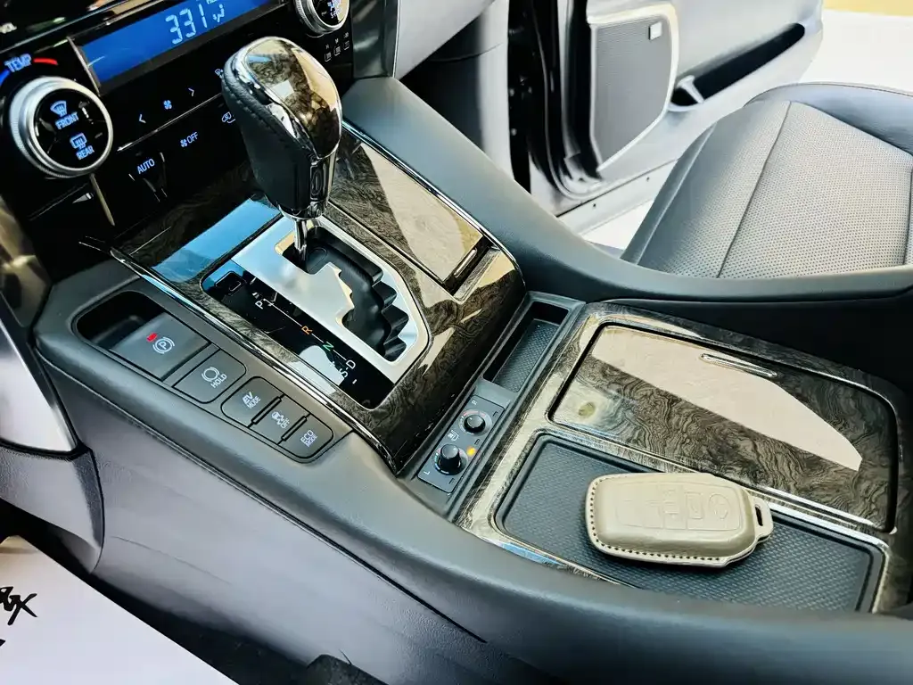 Toyota Alphard — фото 10