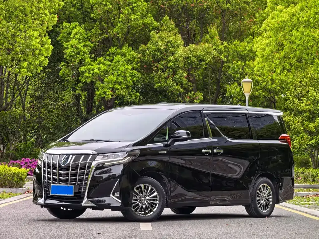 Toyota Alphard — фото 1