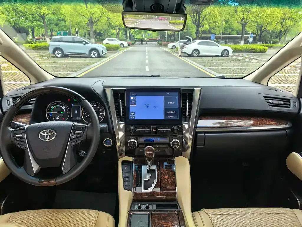 Toyota Alphard — фото 4