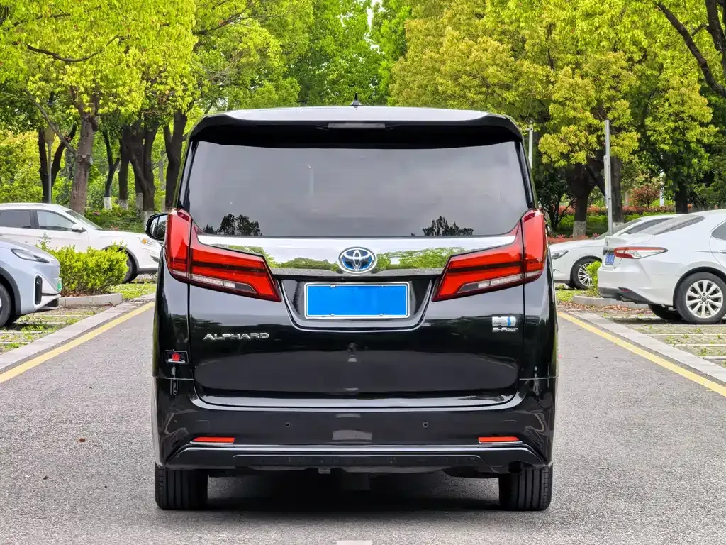Toyota Alphard — фото 7