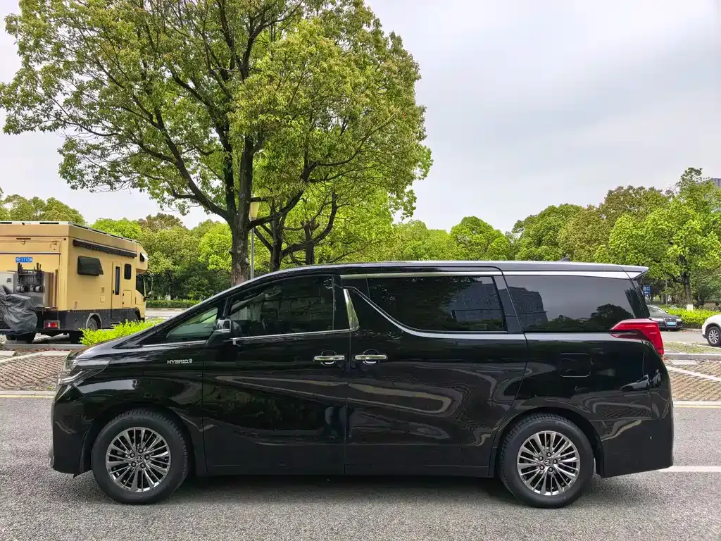 Toyota Alphard — фото 9
