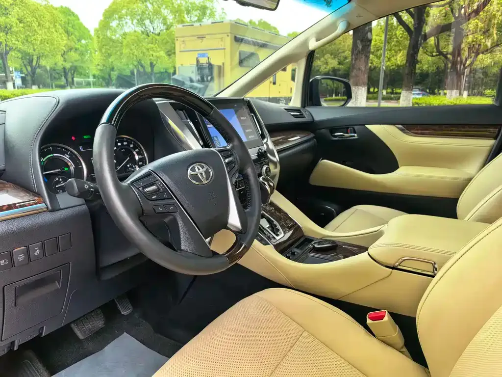 Toyota Alphard — фото 6