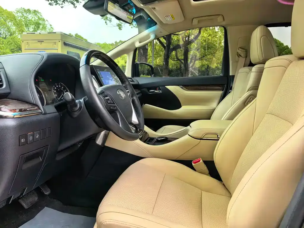 Toyota Alphard — фото 5