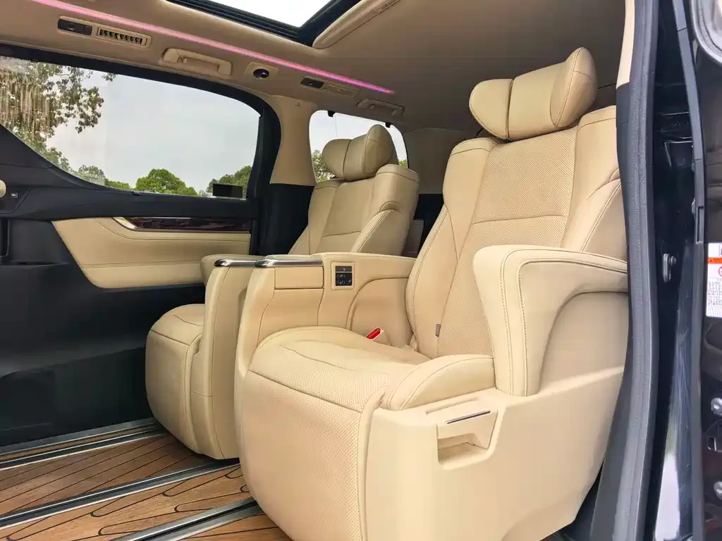 Toyota Alphard — фото 2