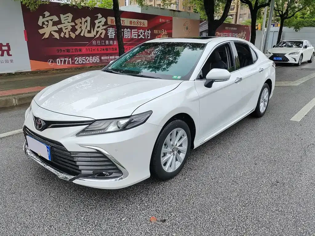 Toyota Camry — фото 1