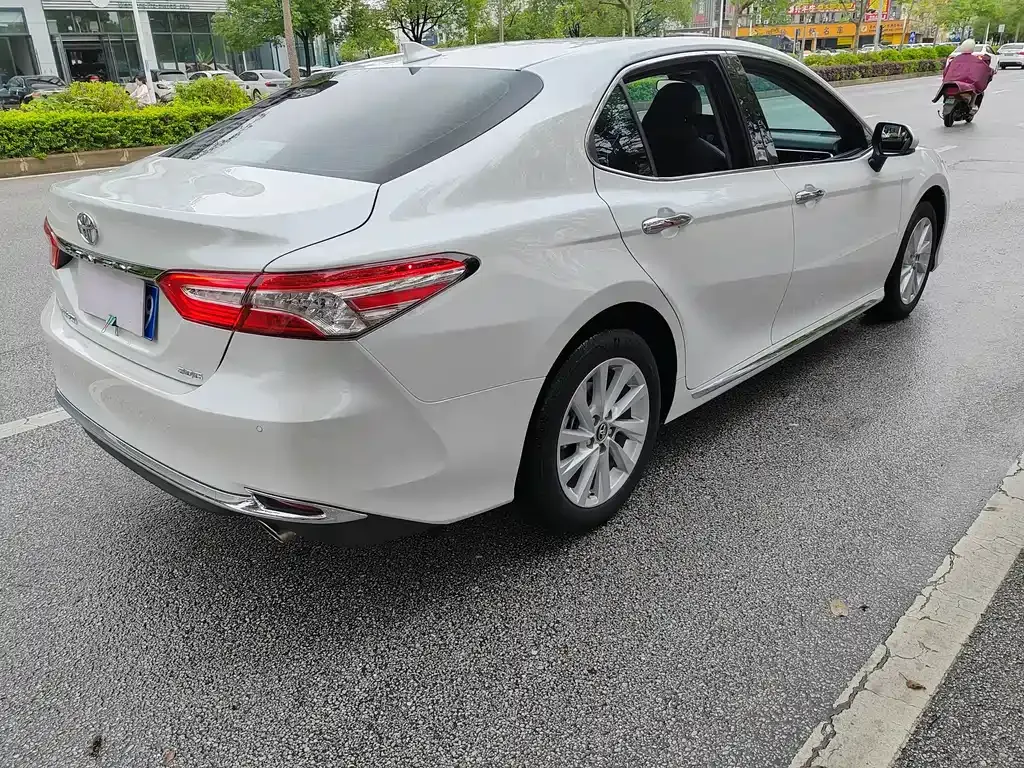 Toyota Camry — фото 10