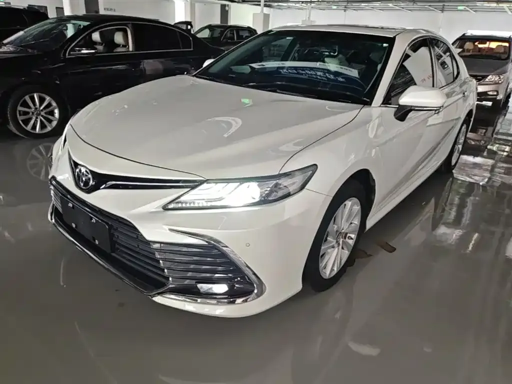 Toyota Camry — фото 1