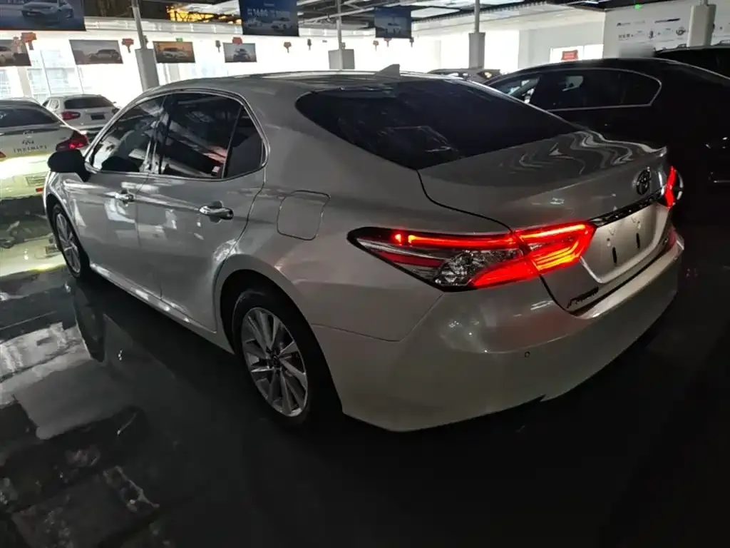 Toyota Camry — фото 7