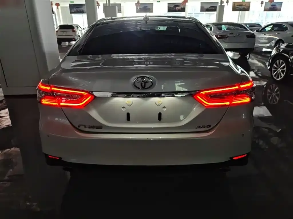 Toyota Camry — фото 5