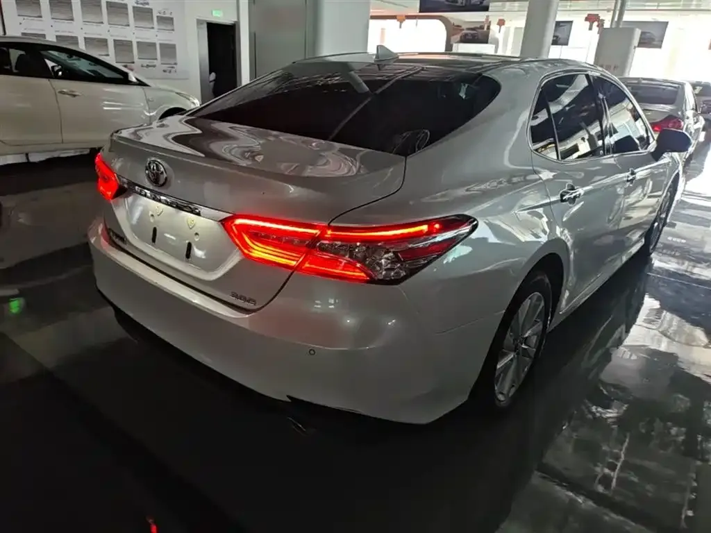 Toyota Camry — фото 8