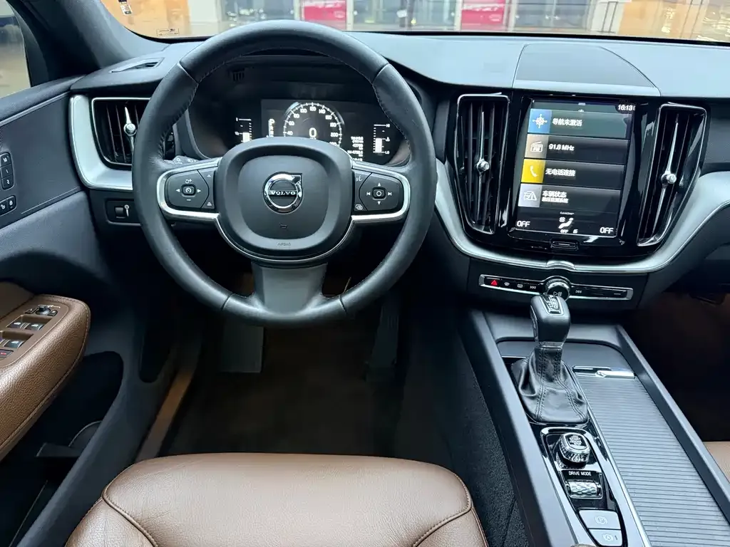 Volvo XC60 — фото 10
