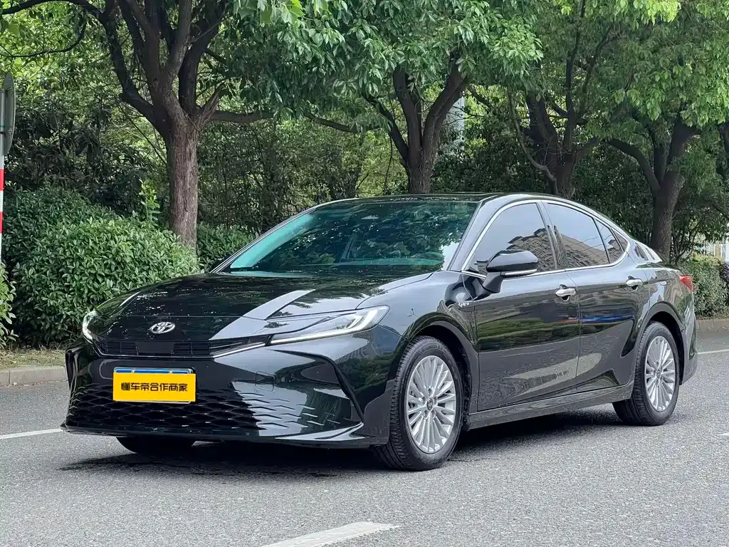 Toyota Camry — фото 1