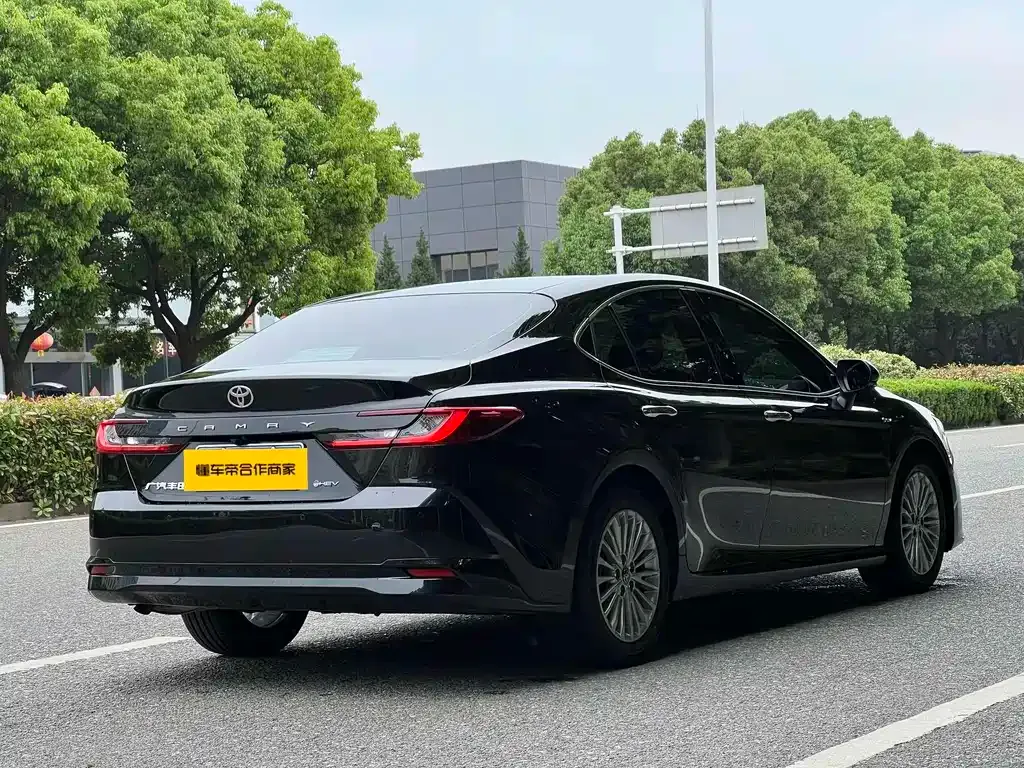 Toyota Camry — фото 5