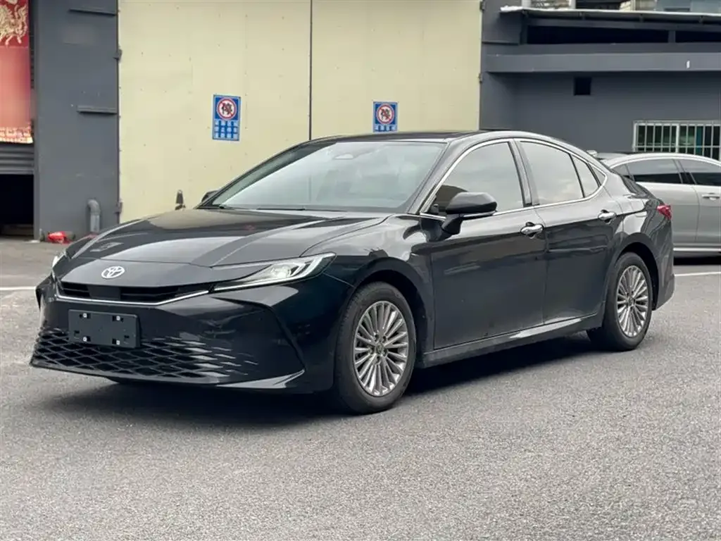 Toyota Camry — фото 1