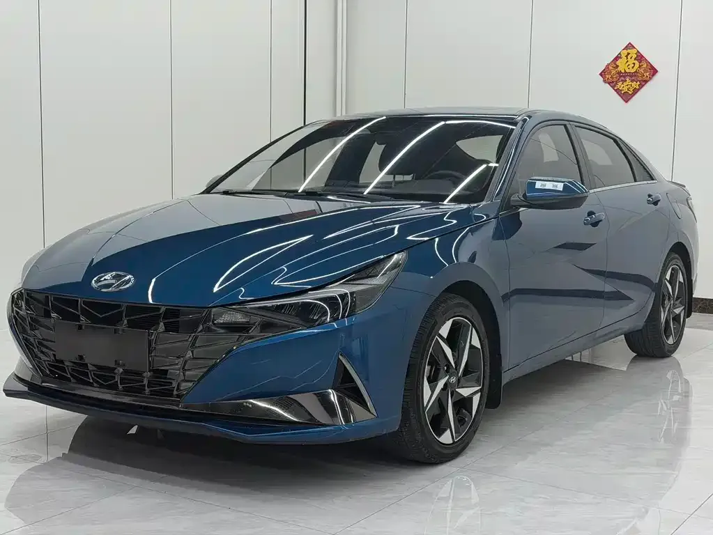 Hyundai Elantra — фото 1