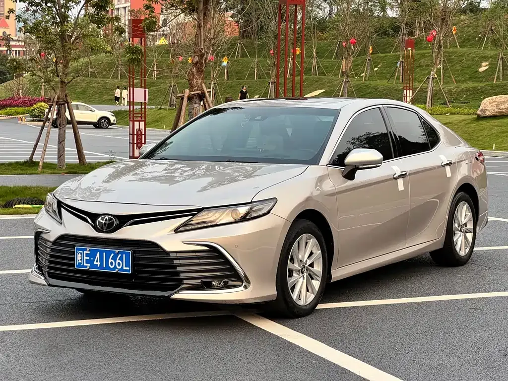 Toyota Camry — фото 1