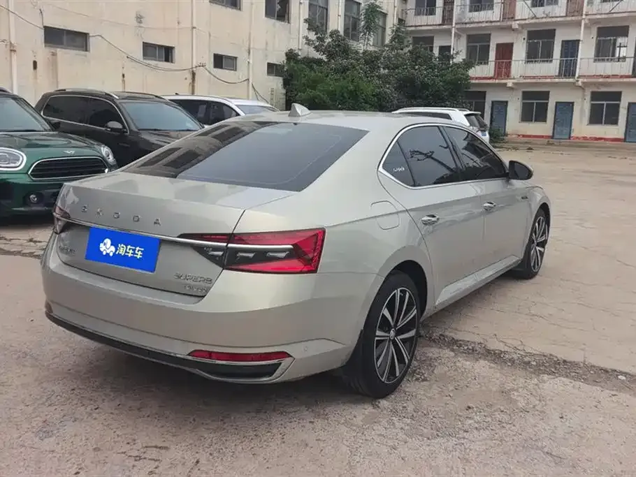 Skoda Superb — фото 9