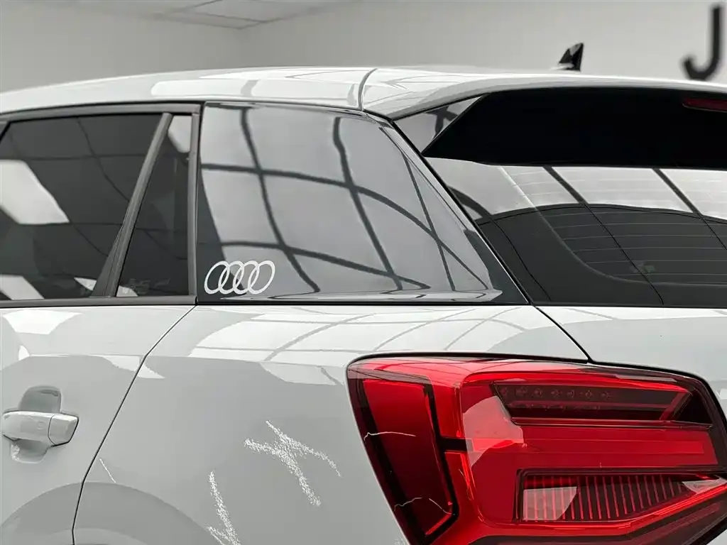 Audi Q2L — фото 8