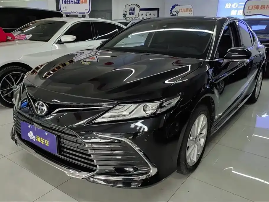 Toyota Camry — фото 1