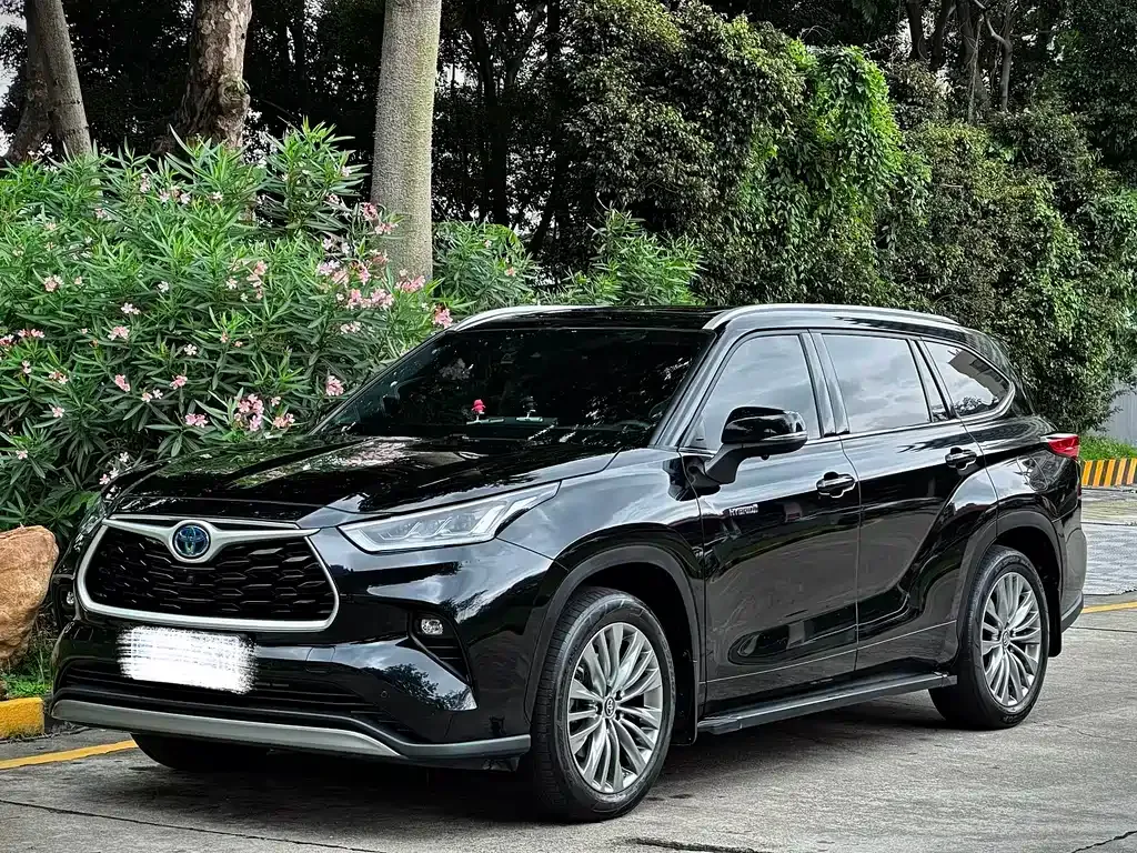Toyota Highlander — фото 1
