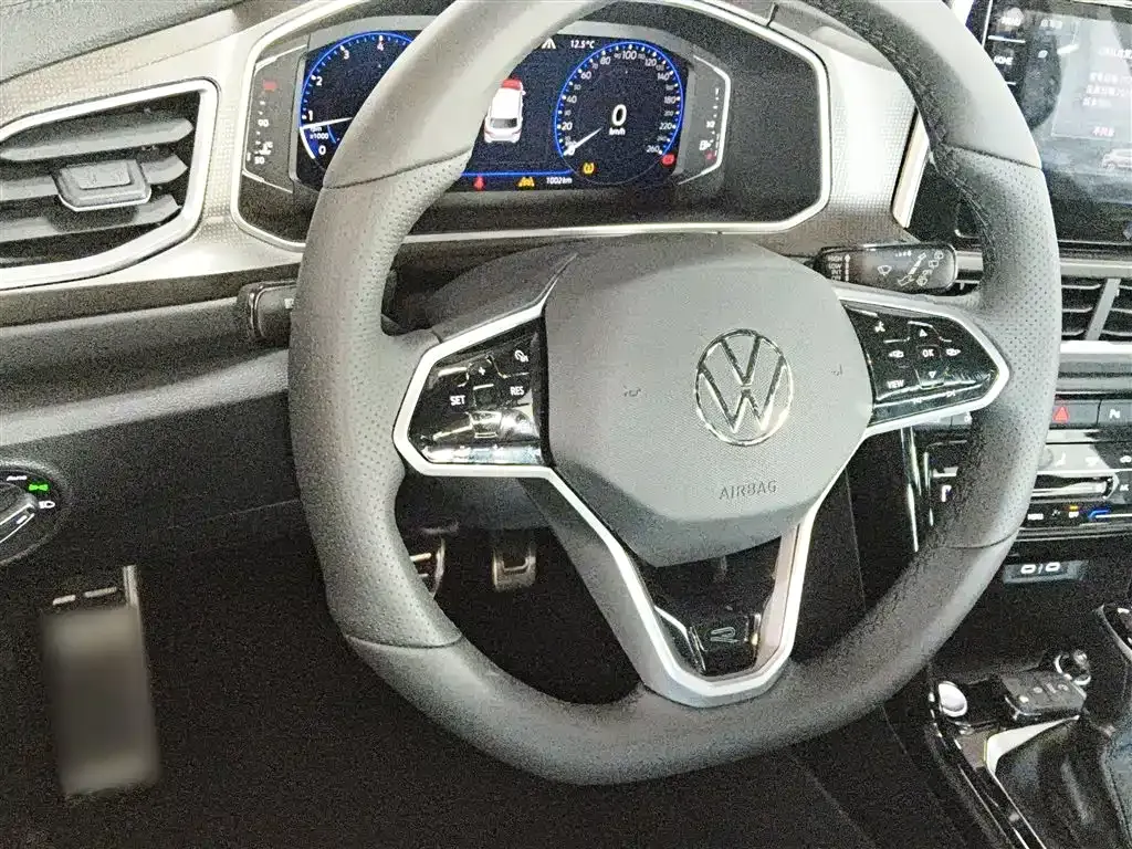 Volkswagen T-Roc — фото 10